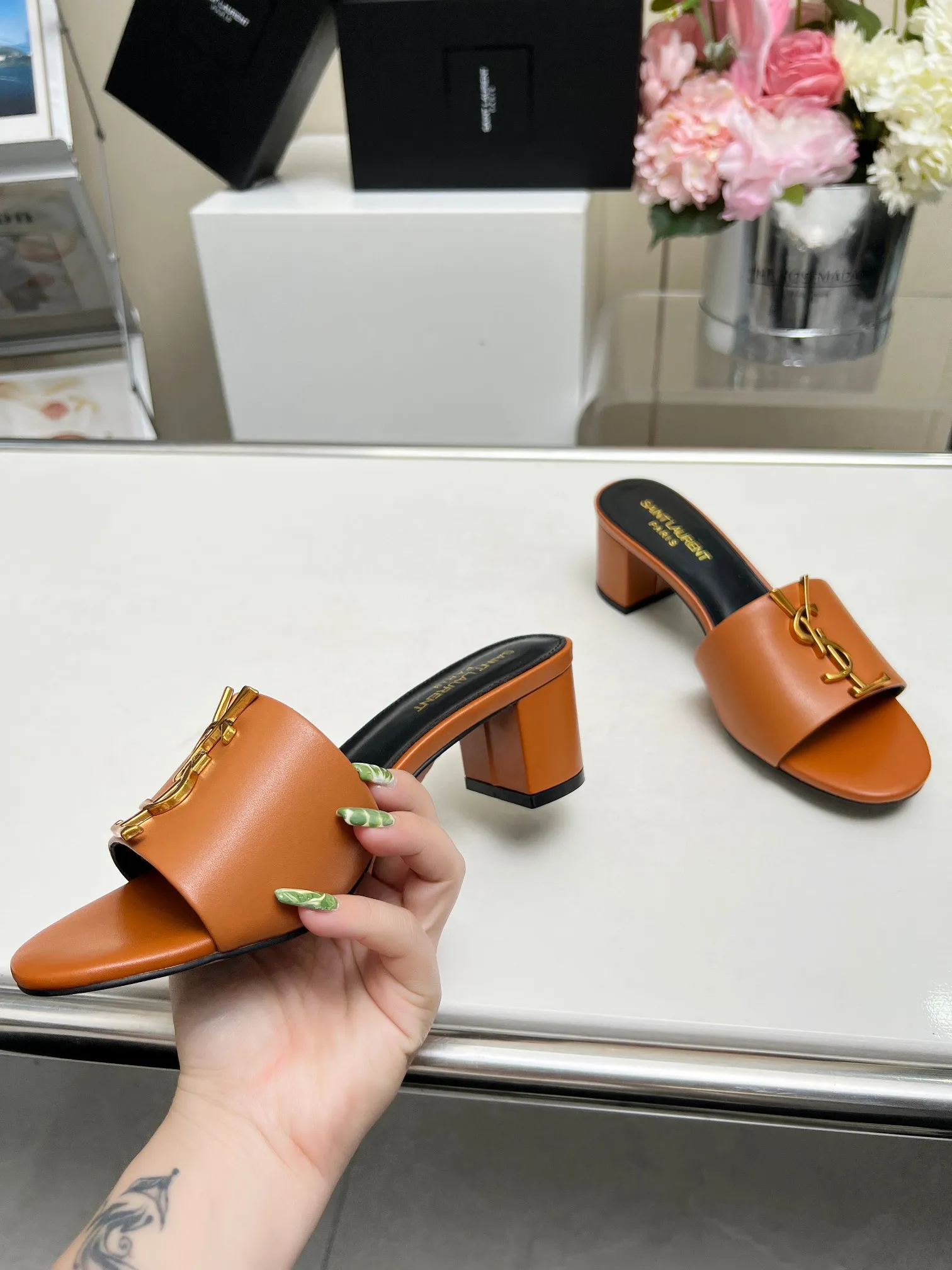 👟👟Ex-factory price 340👟👟 Genuine leather sole +30 Heel height: 5cm Fabric: Cow leather Pads: Sheep leather Size: 35-43 (42, 43 custom-made, non-returnable) [Saint Laurent] Saint Laurent 2024 counter synchronized new model, YSL-logo letter buckle decoration, high-quality and glamorous masterpiece, both temperament and fashion Classic and attractive design style, especially beautiful on the feet
